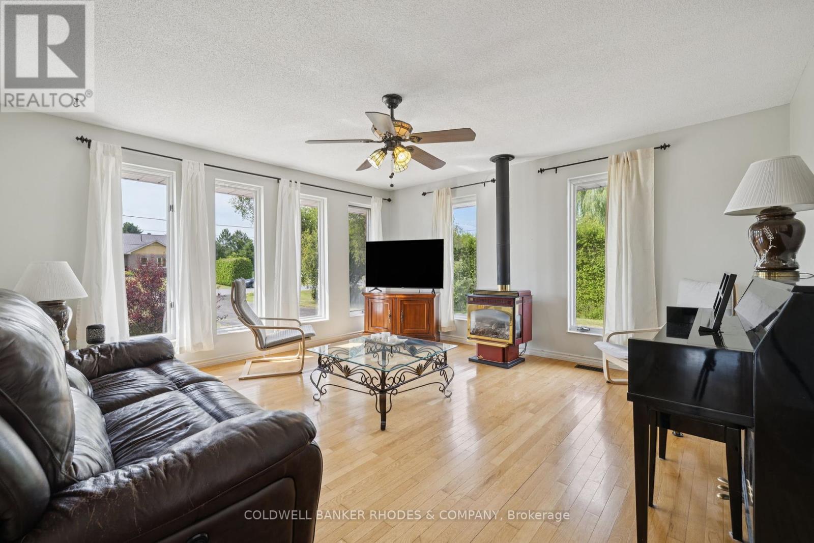 Photo 3 of 17 Telegraph Crescent, Alfred And Plantagenet ON