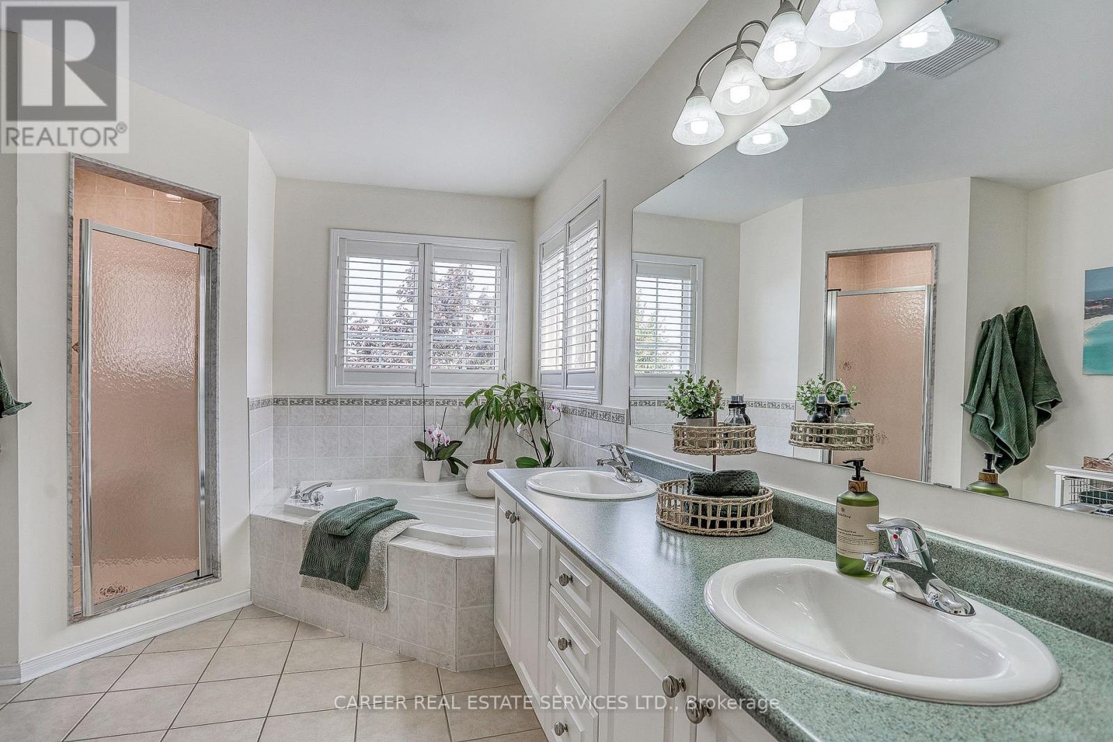 Photo 25 of 1091 Trail Valley Drive, Oshawa ON