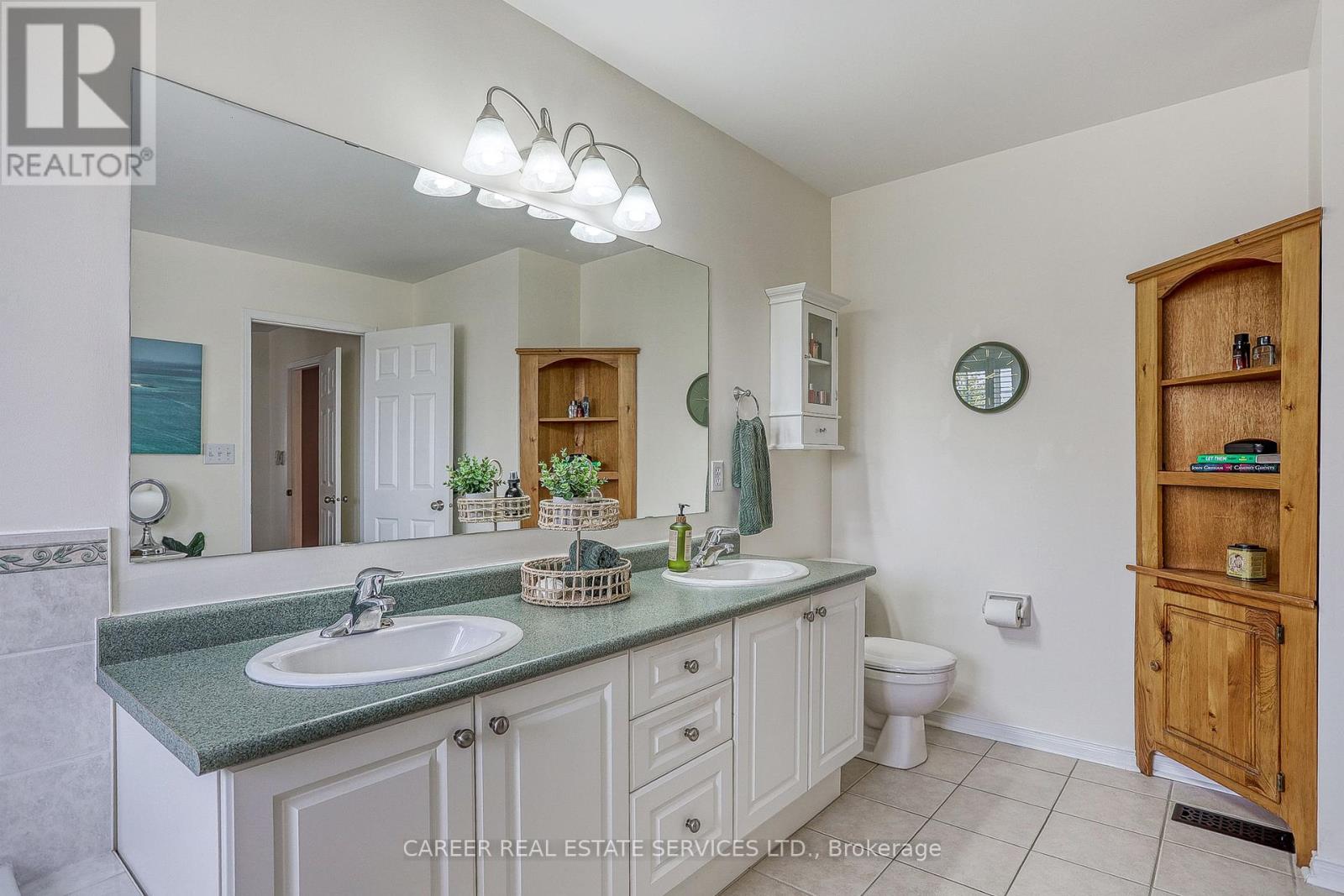 Photo 21 of 1091 Trail Valley Drive, Oshawa ON