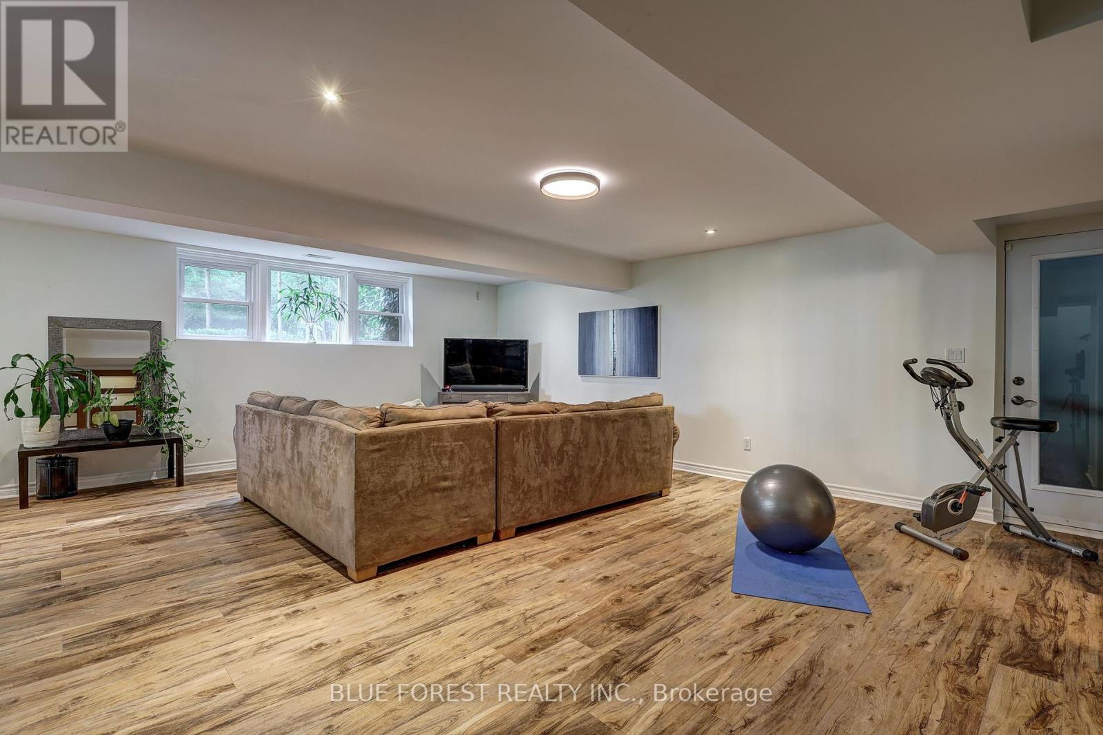 Photo 3 of 800 Springbank Drive, London South ON