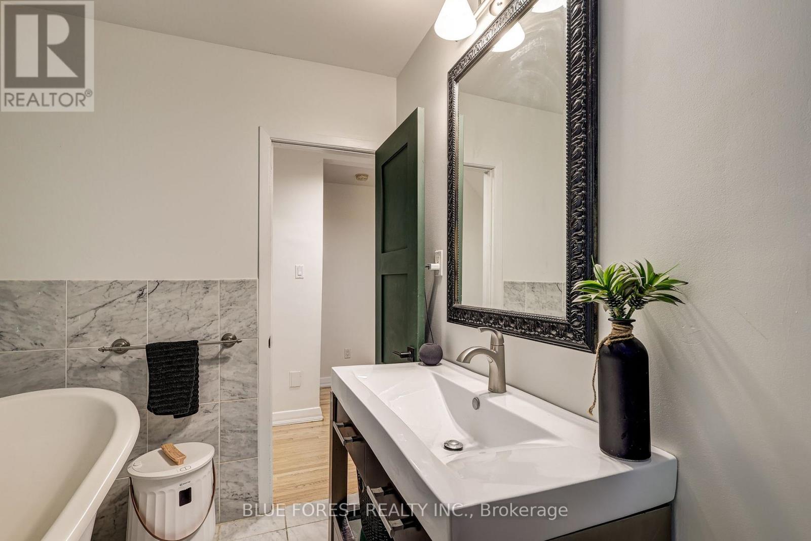 Photo 27 of 800 Springbank Drive, London South ON