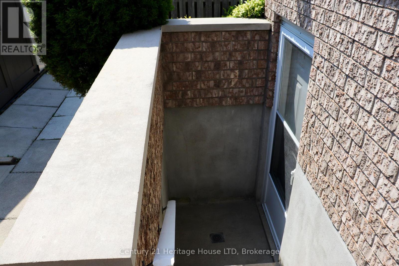 Photo 2 of 8292 Feren Drive S, Niagara Falls ON