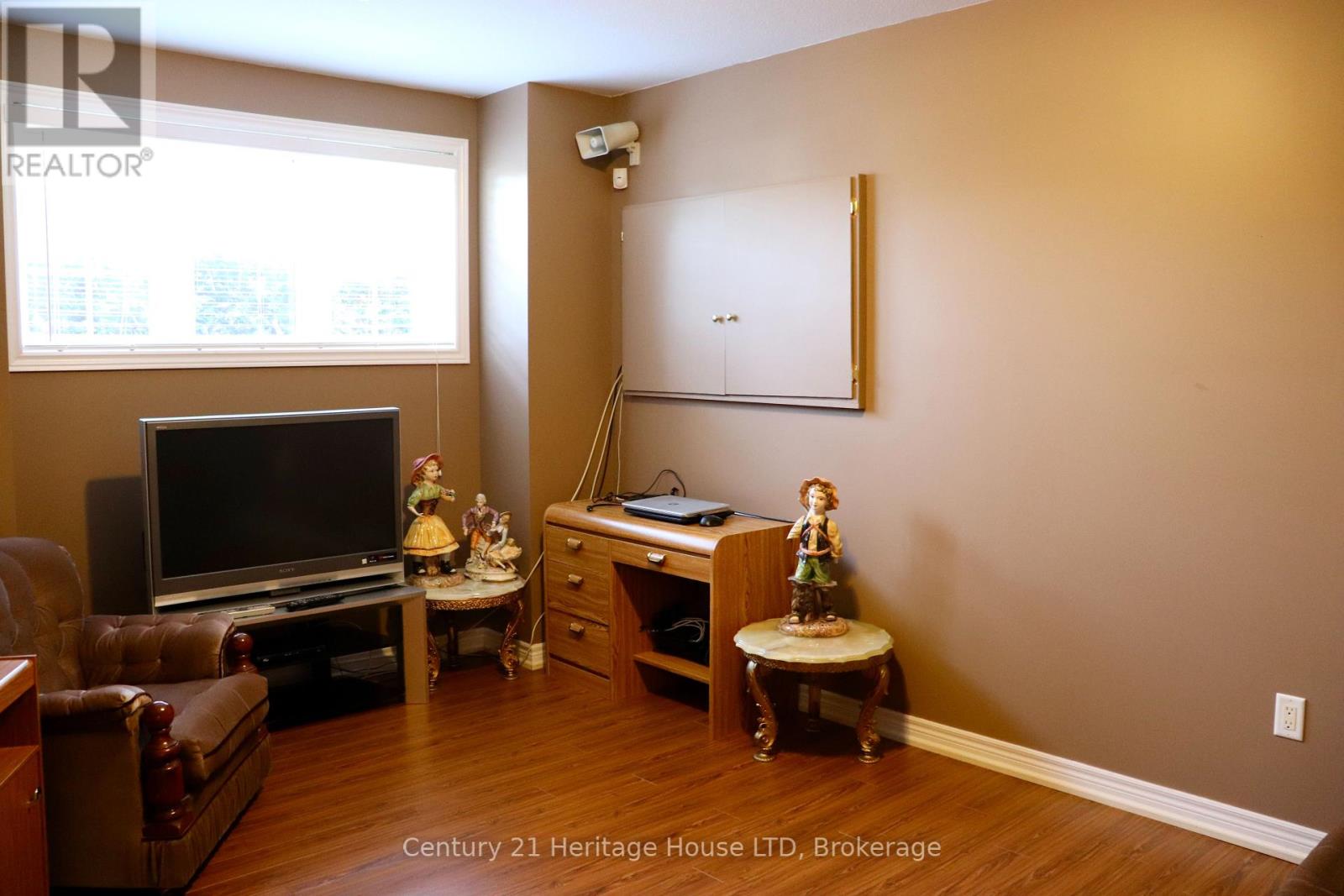 Photo 11 of 8292 Feren Drive S, Niagara Falls ON