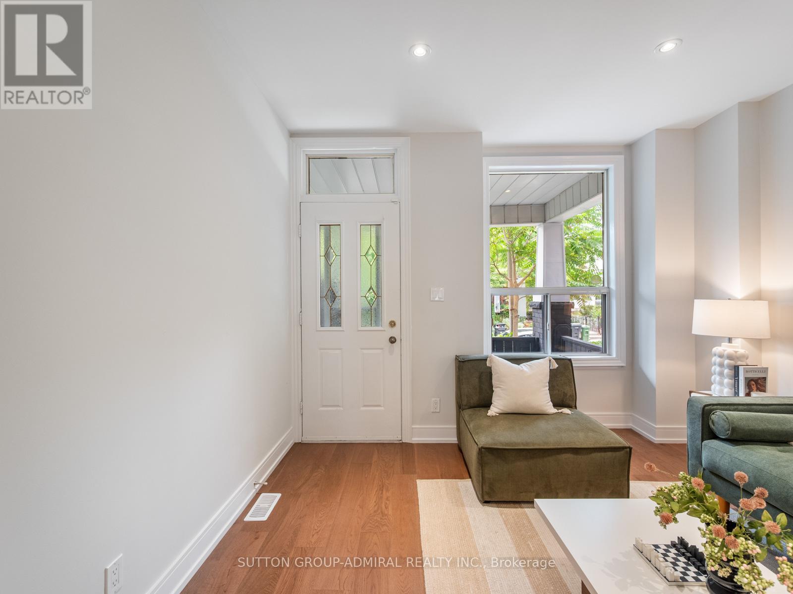 Photo 3 of 398 Crawford Street, Toronto ON