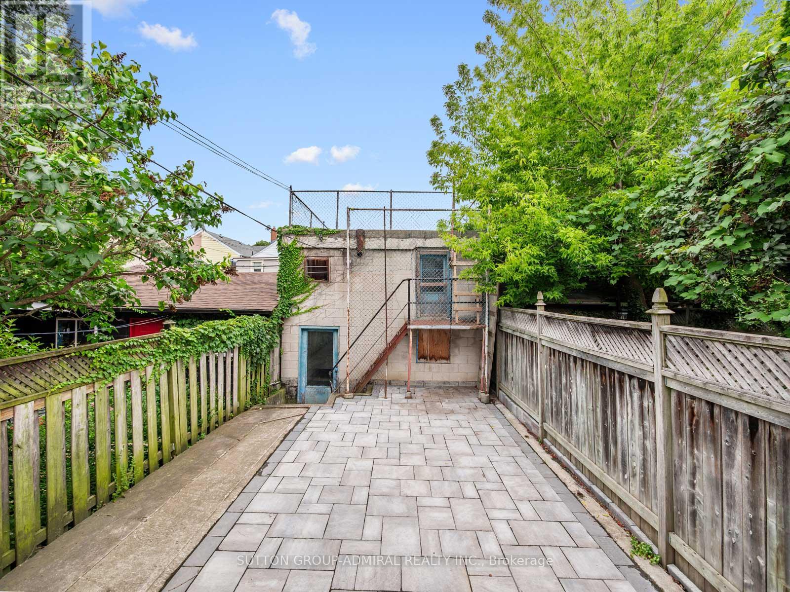 Photo 38 of 398 Crawford Street, Toronto ON