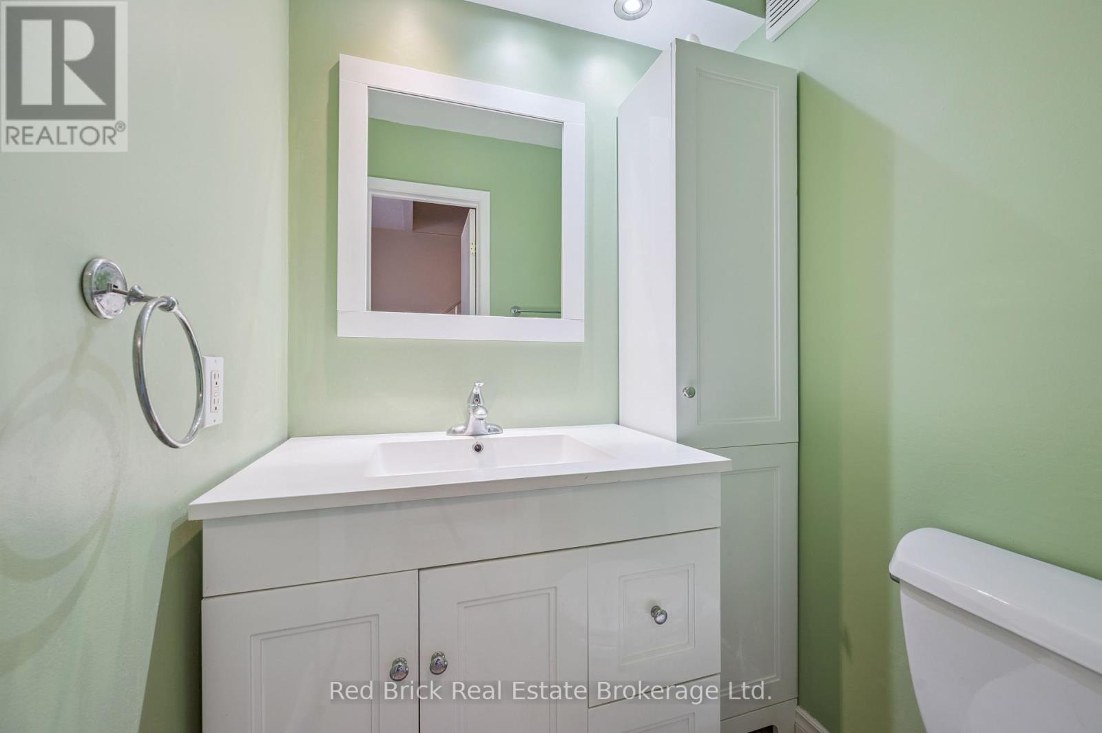 Photo 17 of 16 121 University Avenue E, Waterloo ON
