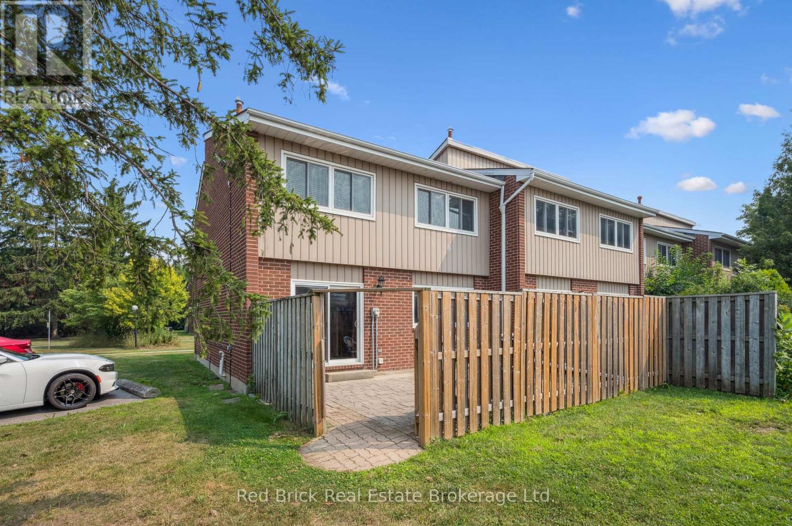 Photo 34 of 16 121 University Avenue E, Waterloo ON