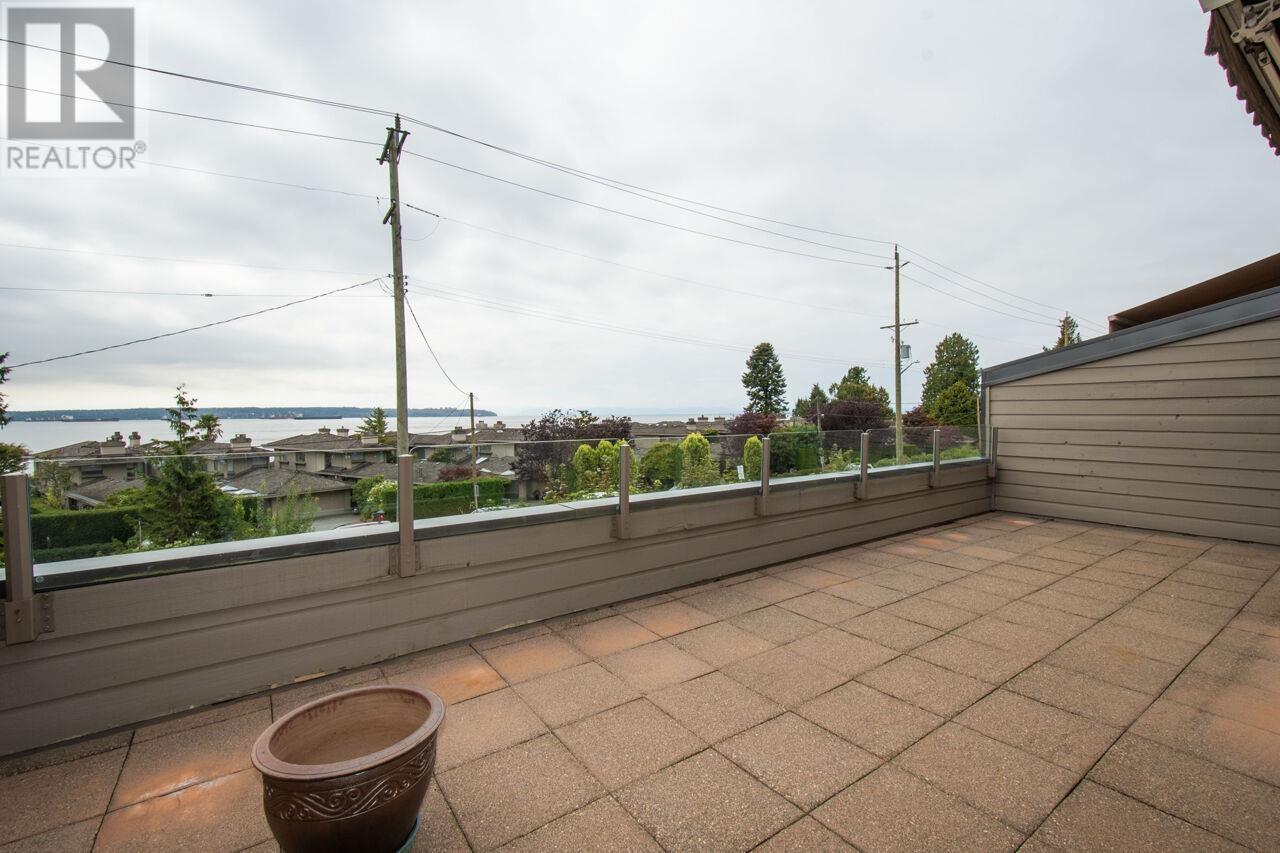 Photo 17 of 202 225 24th Street, West Vancouver BC