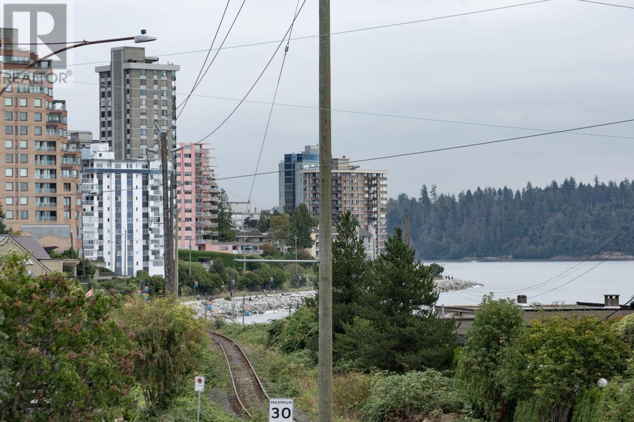 Photo 15 of 202 225 24th Street, West Vancouver BC