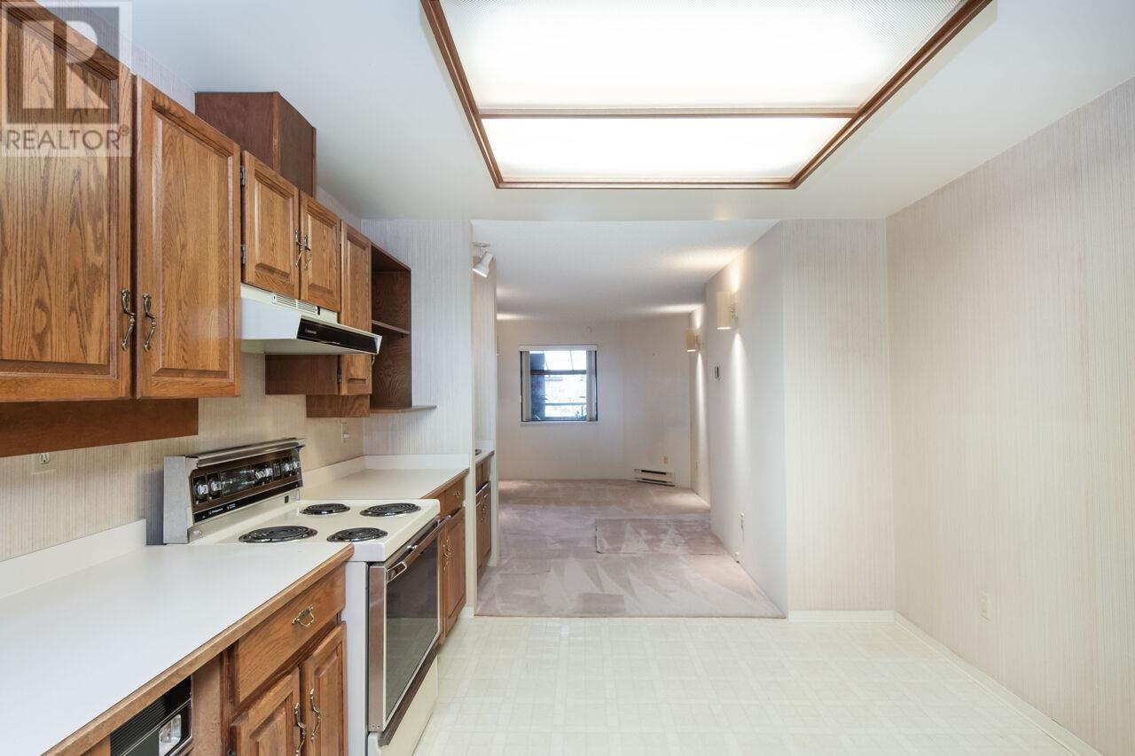 Photo 13 of 202 225 24th Street, West Vancouver BC