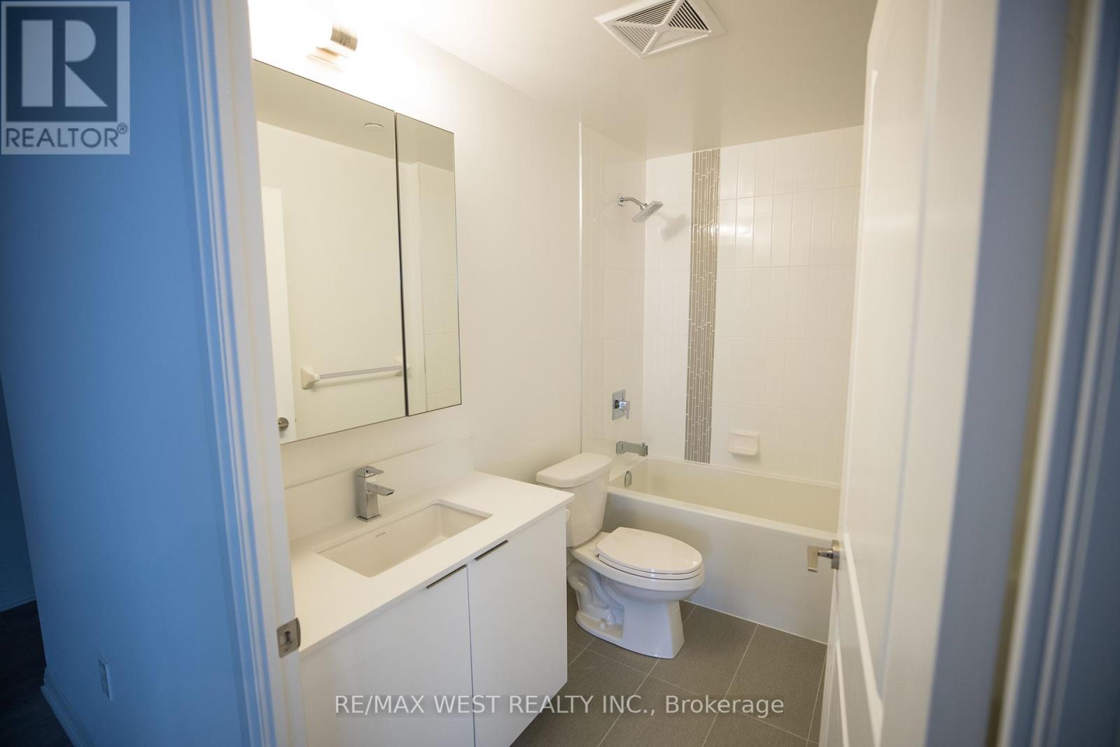 Photo 7 of 220 99 Eagle Rock Way, Vaughan ON