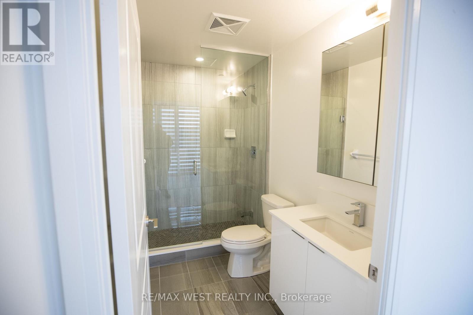 Photo 9 of 220 99 Eagle Rock Way, Vaughan ON