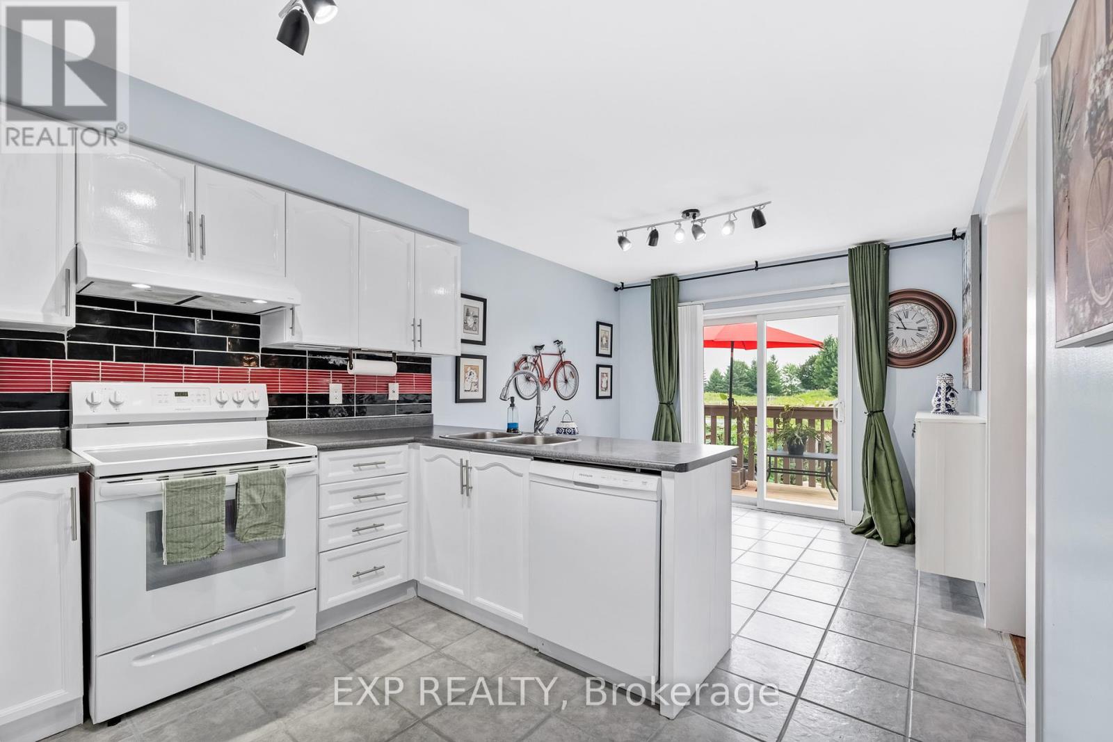 Photo 35 of 69 Clearmeadow Boulevard, Newmarket ON