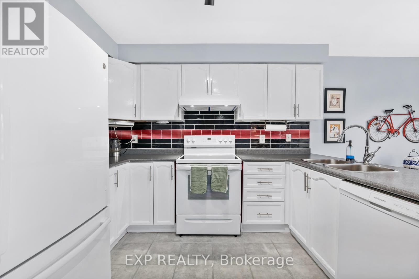 Photo 3 of 69 Clearmeadow Boulevard, Newmarket ON