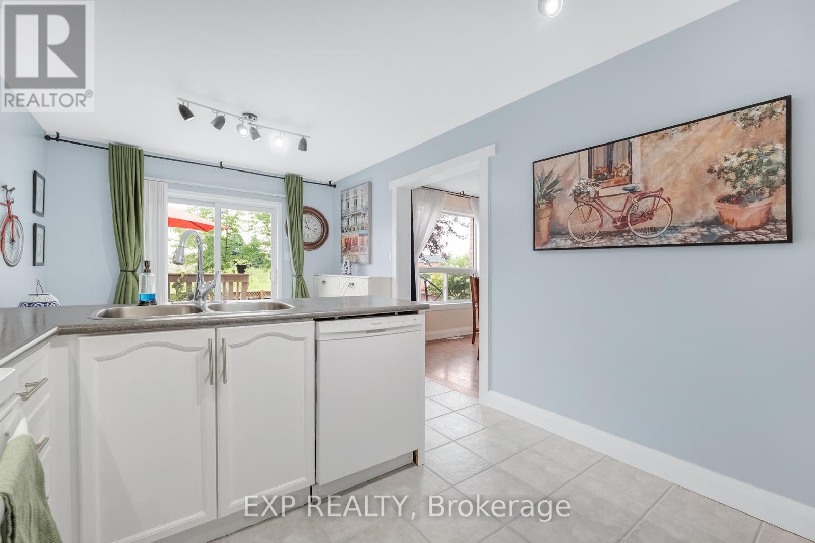 Photo 15 of 69 Clearmeadow Boulevard, Newmarket ON