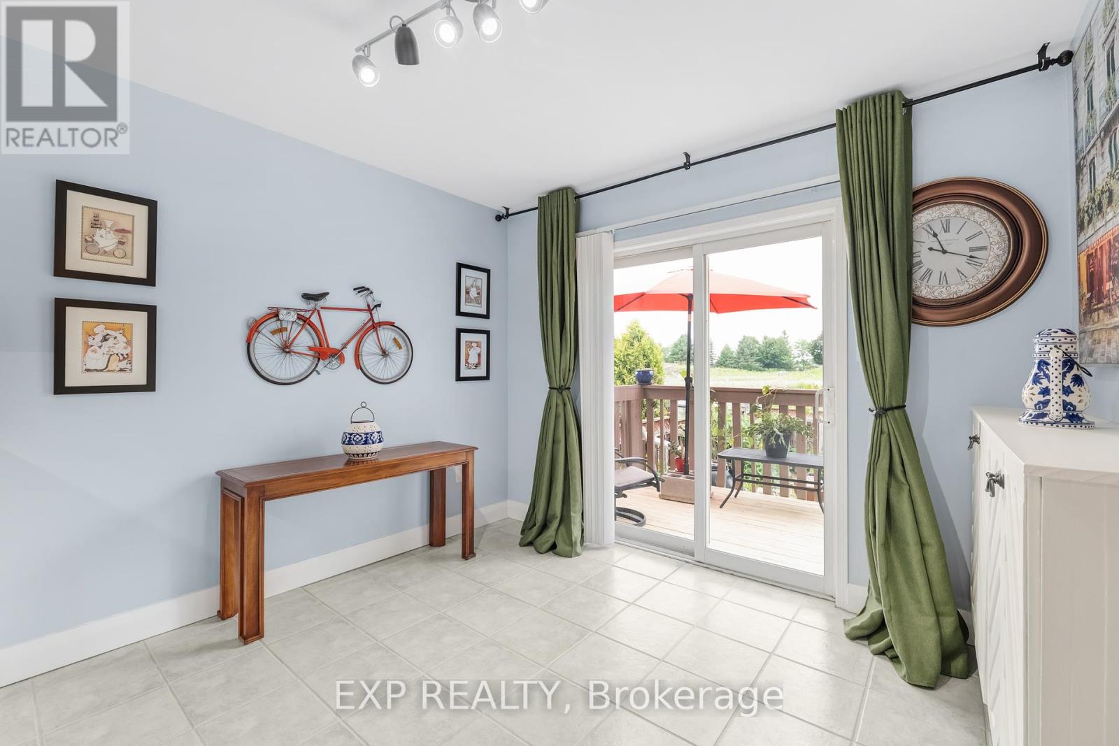 Photo 2 of 69 Clearmeadow Boulevard, Newmarket ON