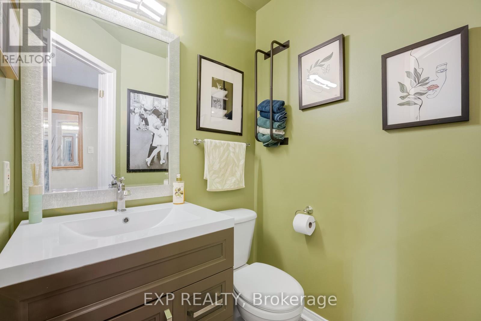 Photo 17 of 69 Clearmeadow Boulevard, Newmarket ON