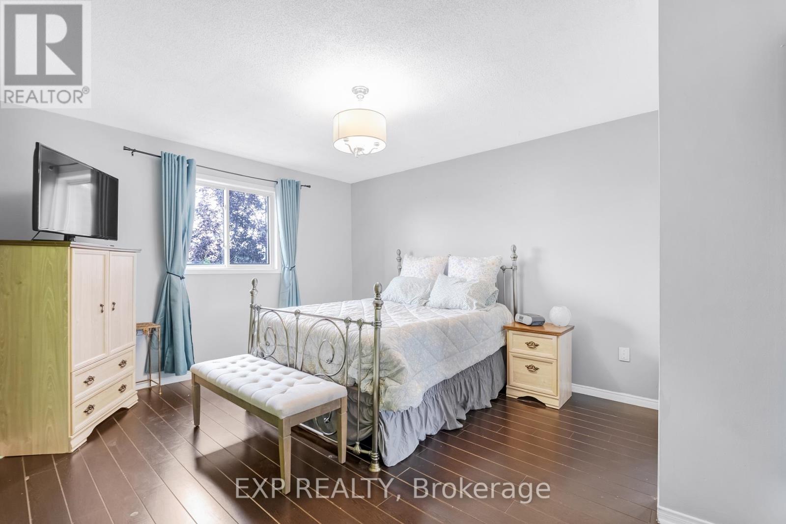 Photo 5 of 69 Clearmeadow Boulevard, Newmarket ON