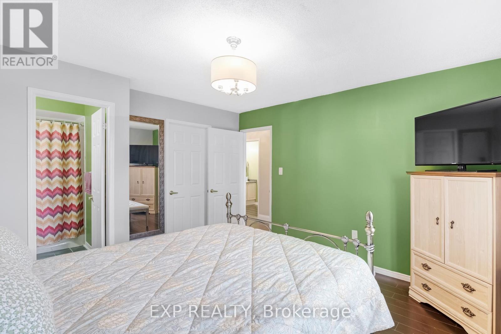 Photo 16 of 69 Clearmeadow Boulevard, Newmarket ON