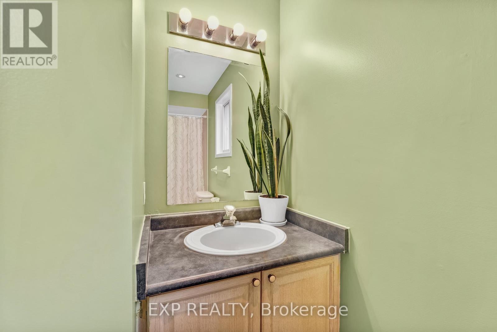 Photo 4 of 69 Clearmeadow Boulevard, Newmarket ON