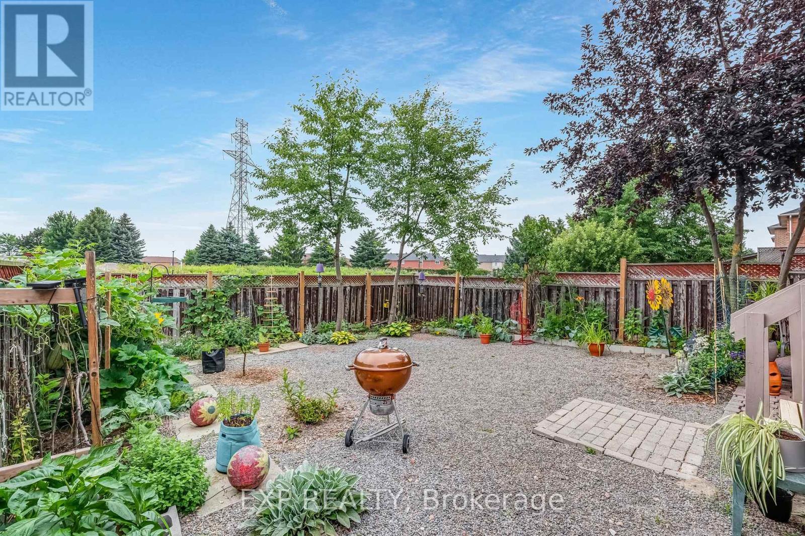 Photo 24 of 69 Clearmeadow Boulevard, Newmarket ON