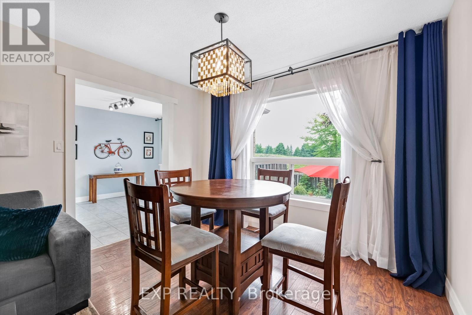 Photo 33 of 69 Clearmeadow Boulevard, Newmarket ON