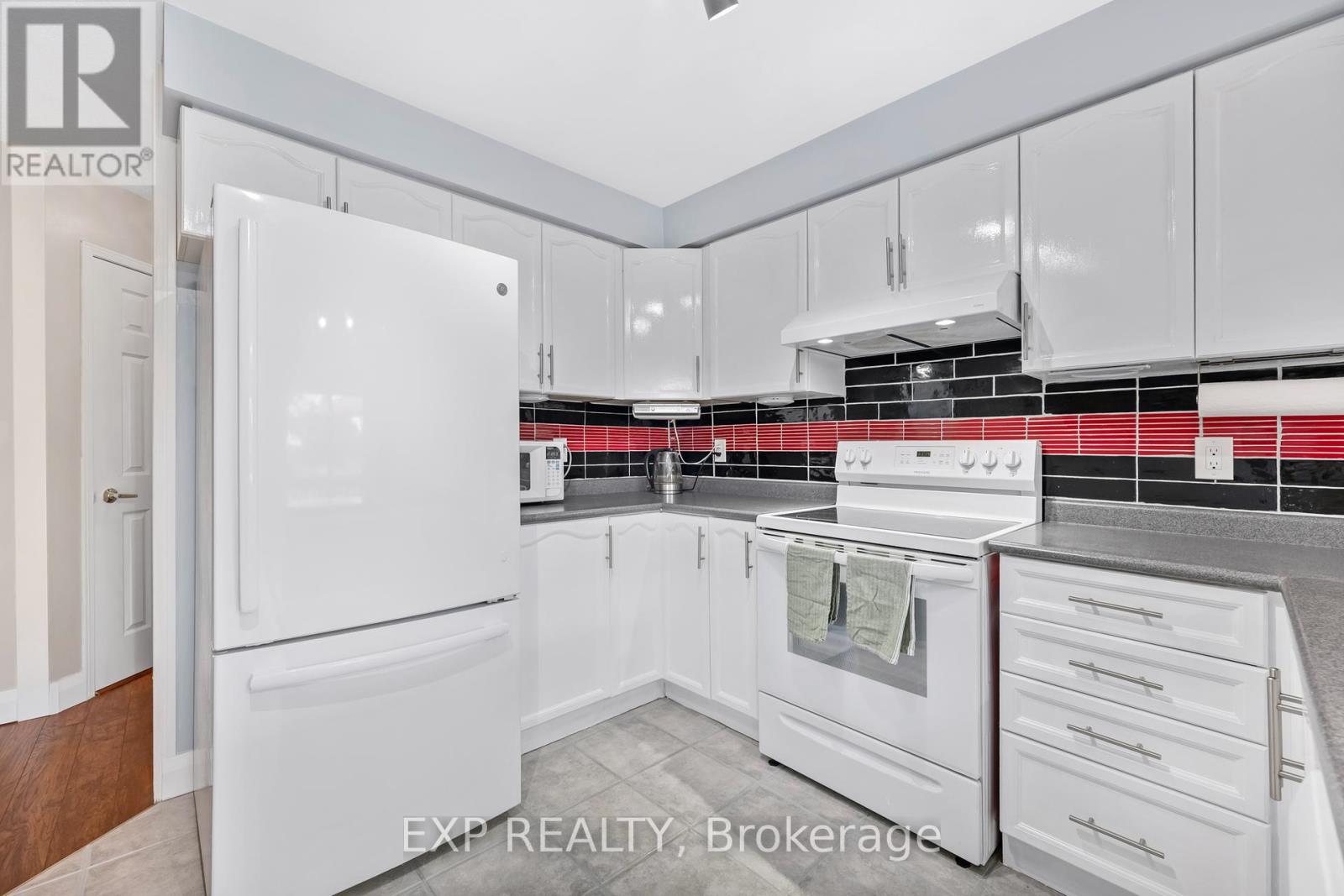 Photo 21 of 69 Clearmeadow Boulevard, Newmarket ON