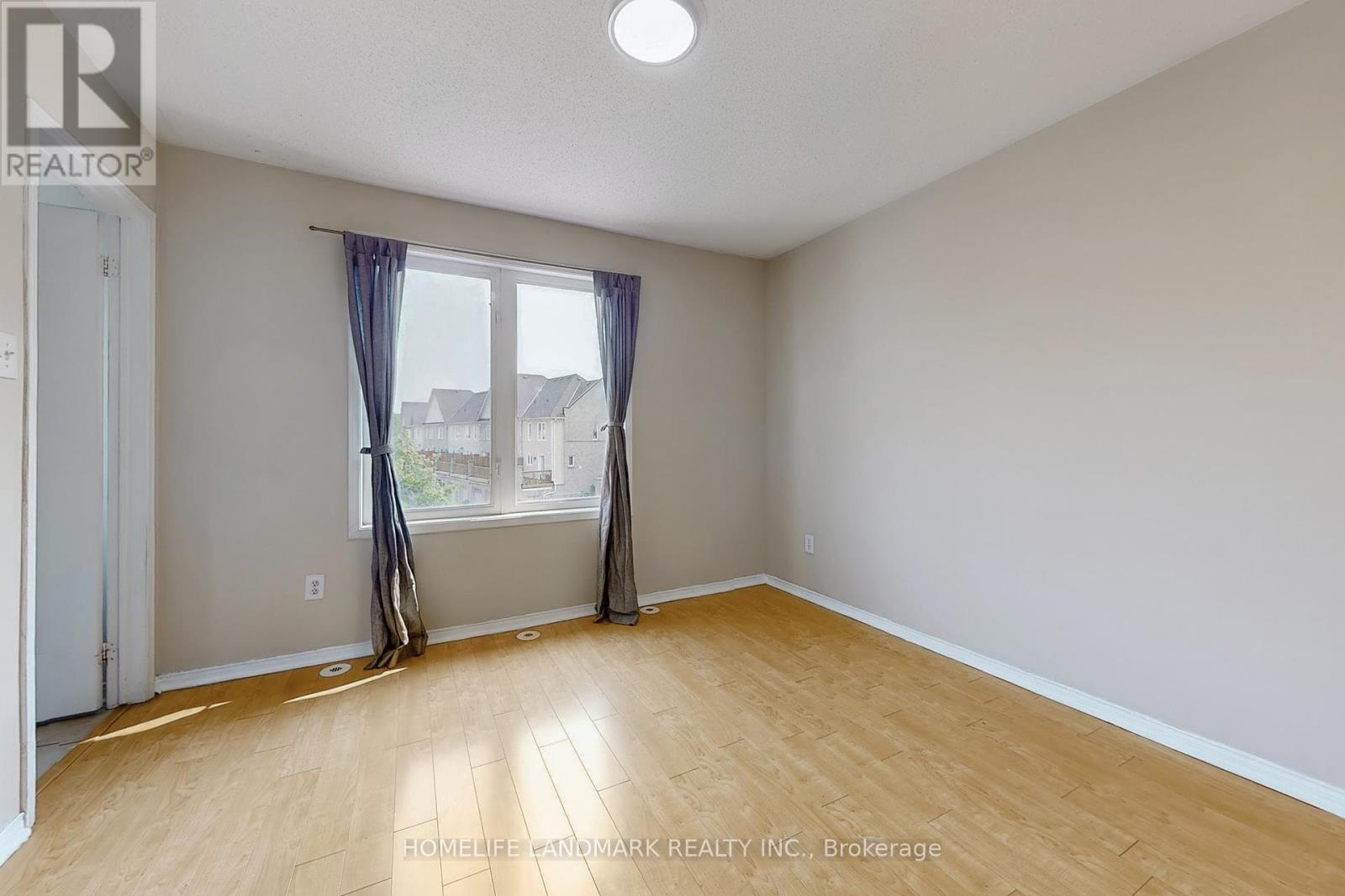 Photo 6 of 31 4965 Southampton Drive, Mississauga ON