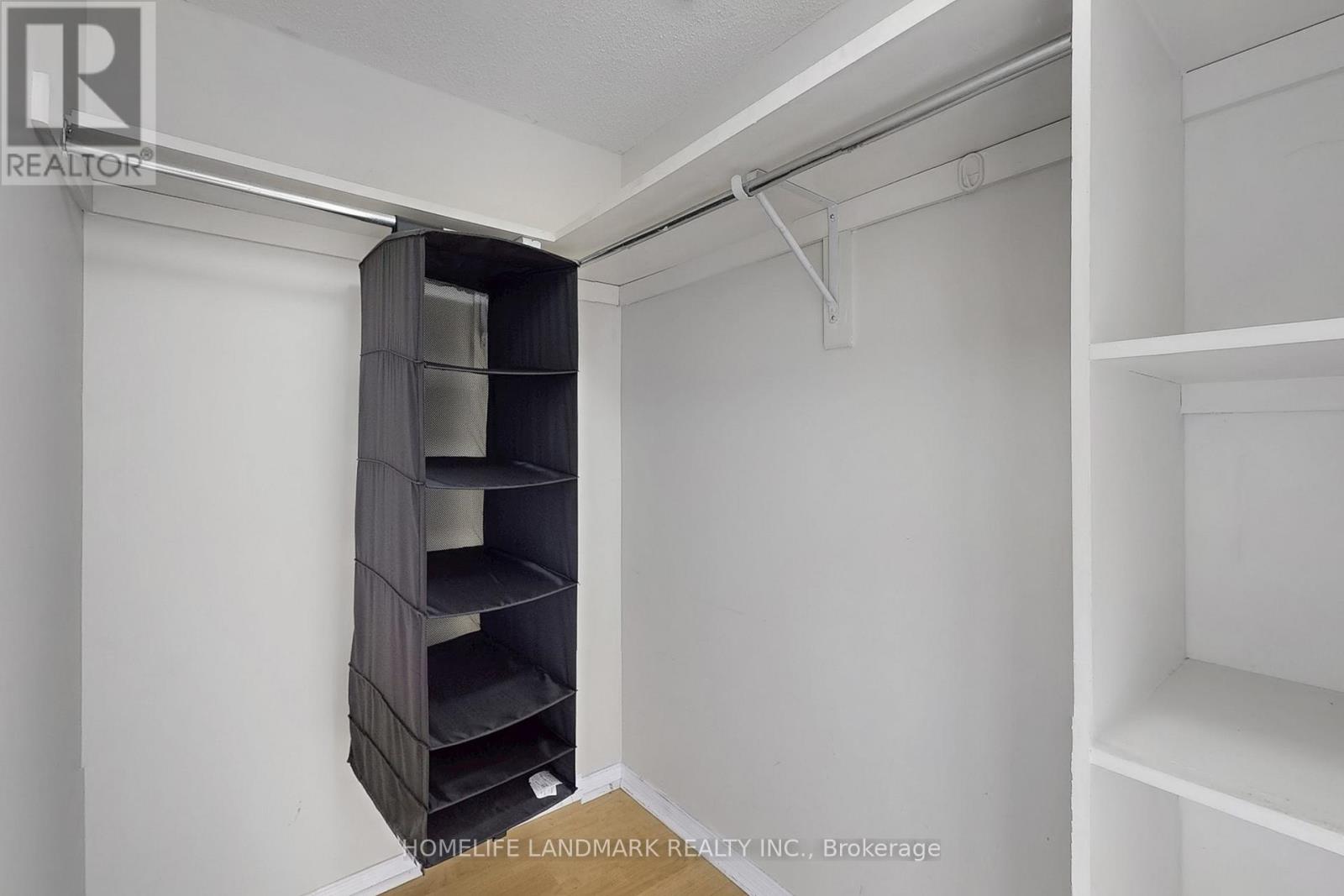 Photo 10 of 31 4965 Southampton Drive, Mississauga ON