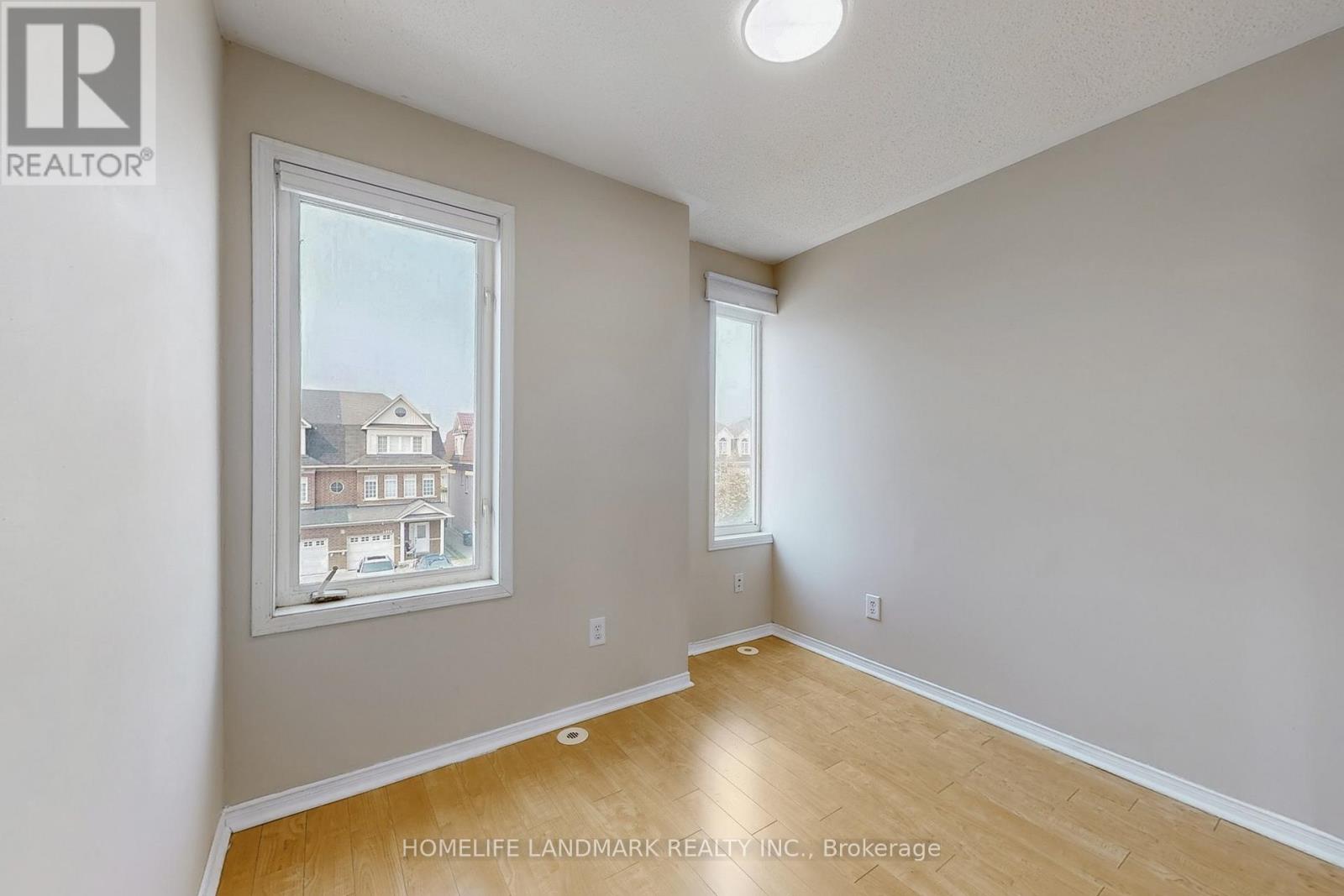 Photo 9 of 31 4965 Southampton Drive, Mississauga ON