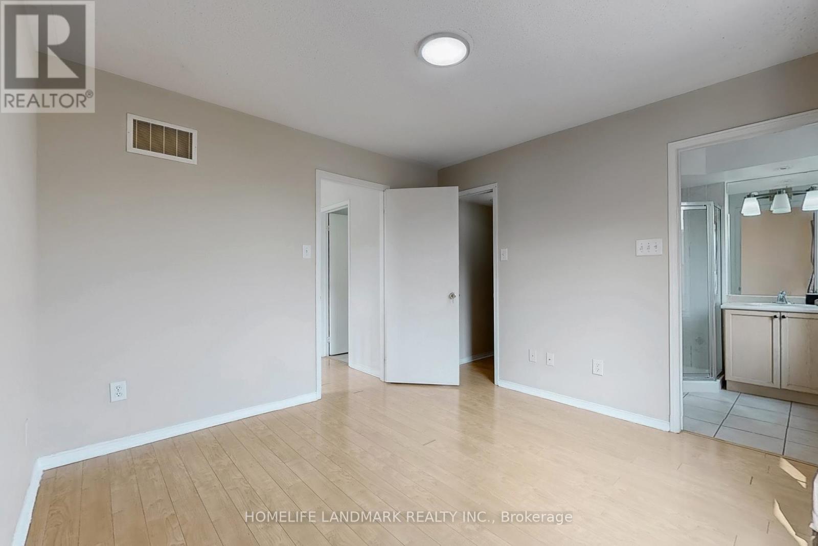 Photo 22 of 31 4965 Southampton Drive, Mississauga ON