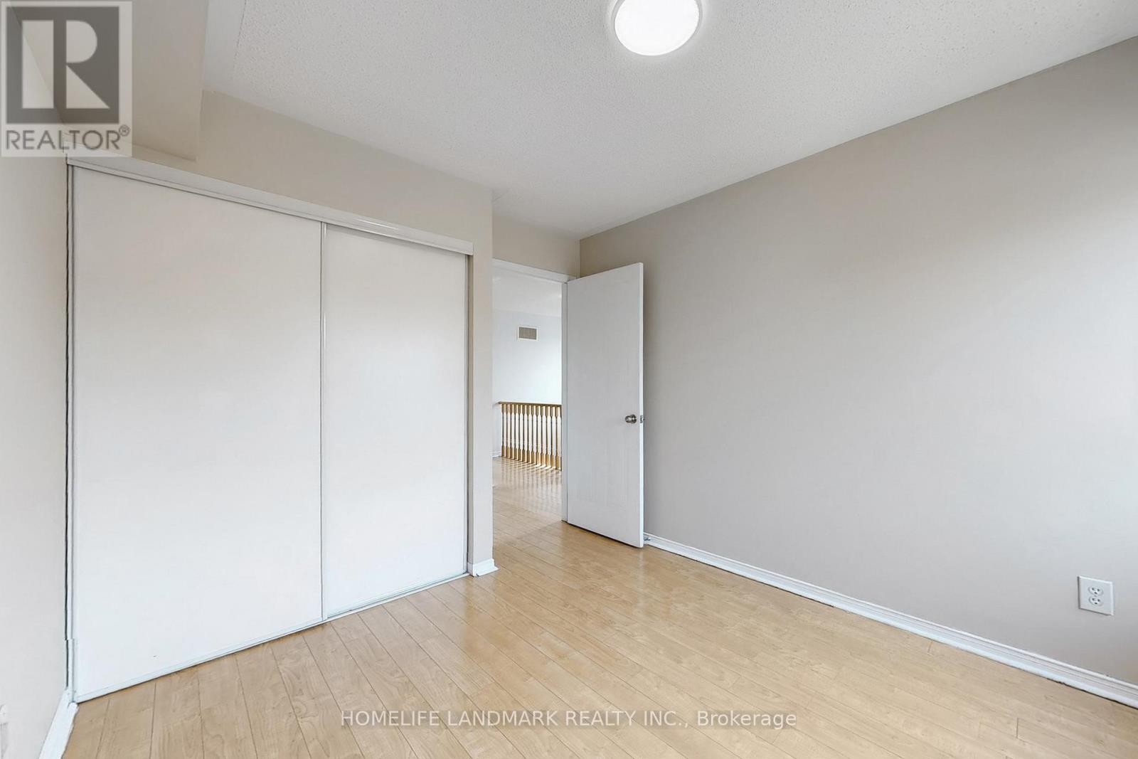 Photo 5 of 31 4965 Southampton Drive, Mississauga ON