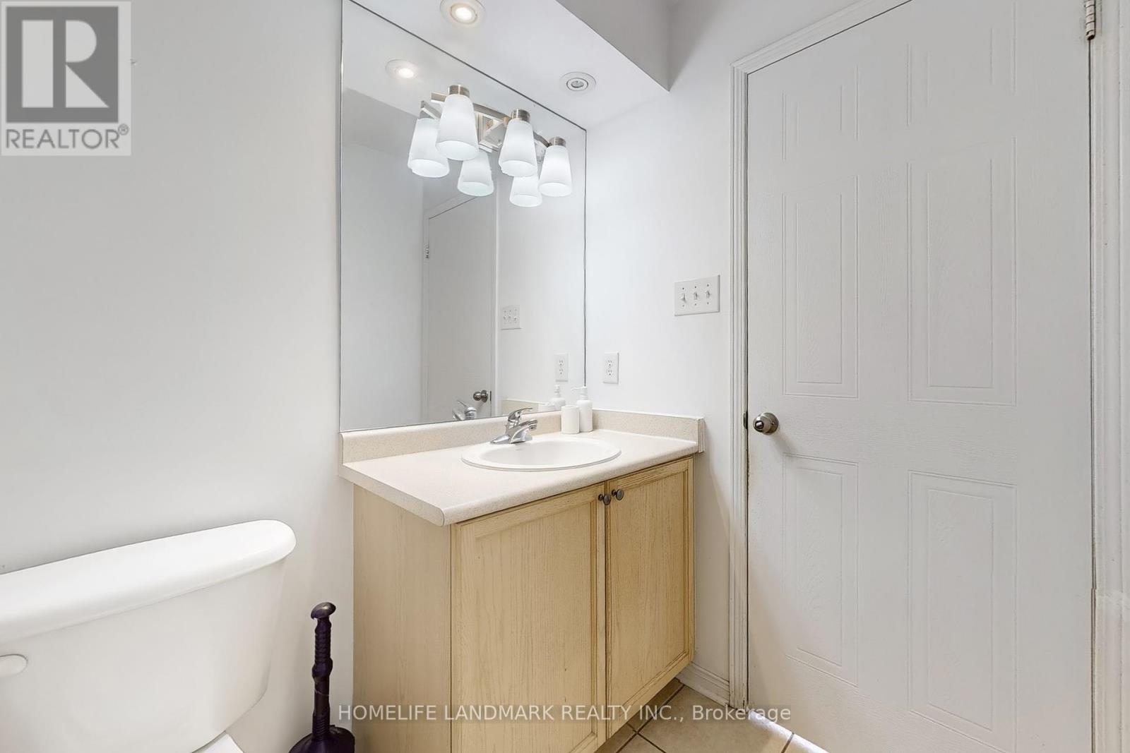 Photo 2 of 31 4965 Southampton Drive, Mississauga ON