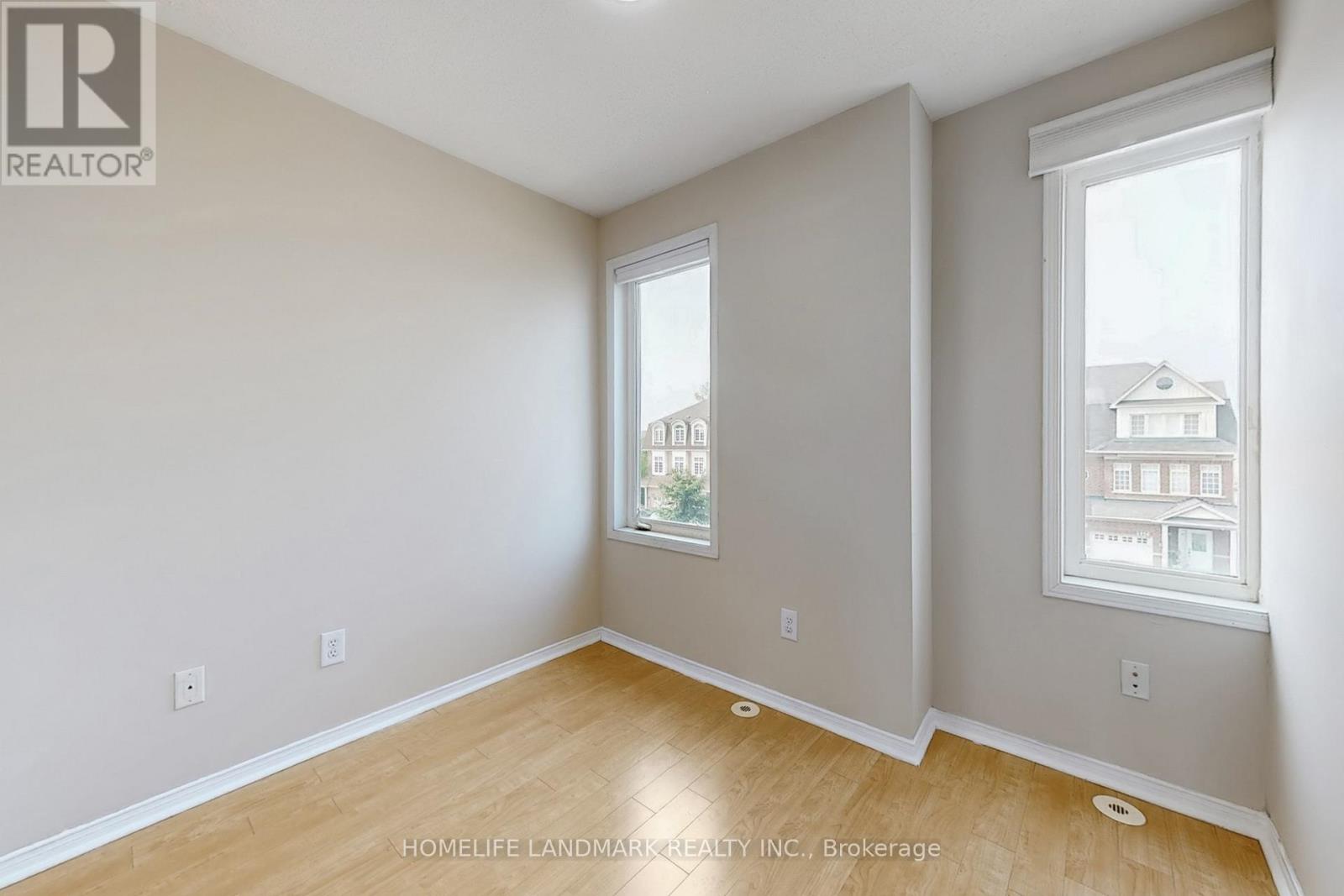 Photo 32 of 31 4965 Southampton Drive, Mississauga ON