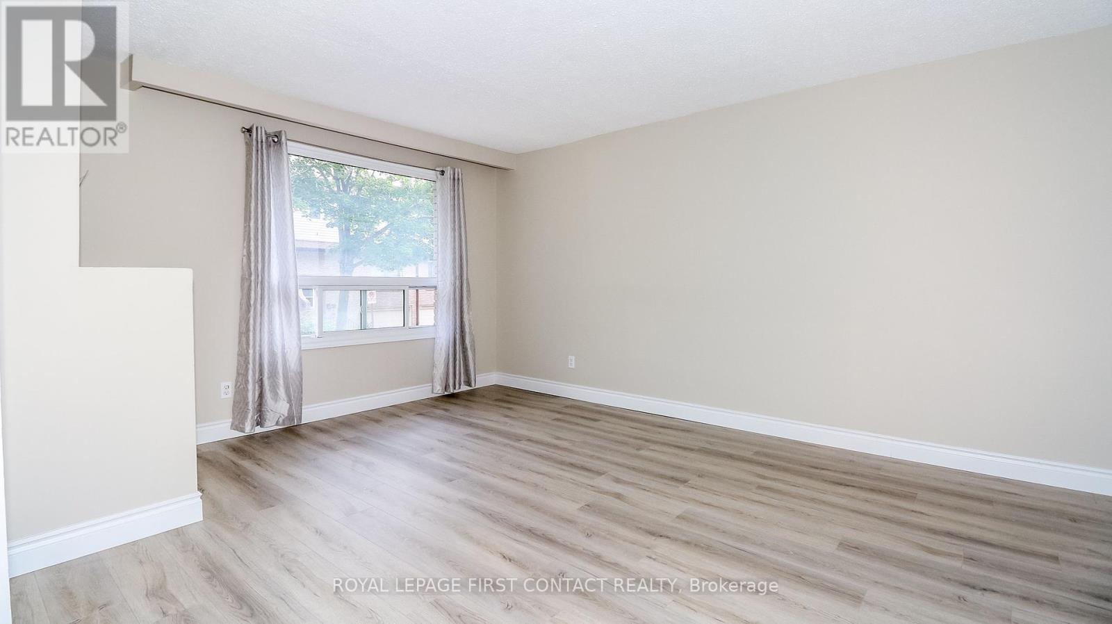 Photo 7 of 76 1095 Mississaga Street W, Orillia ON