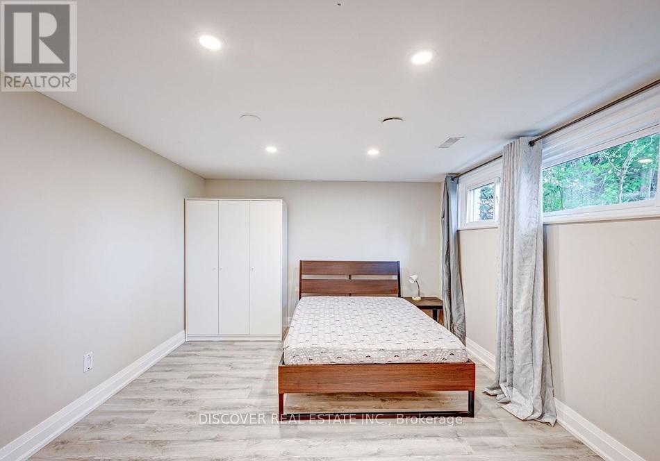 Photo 18 of 1023 Caven Street, Mississauga ON