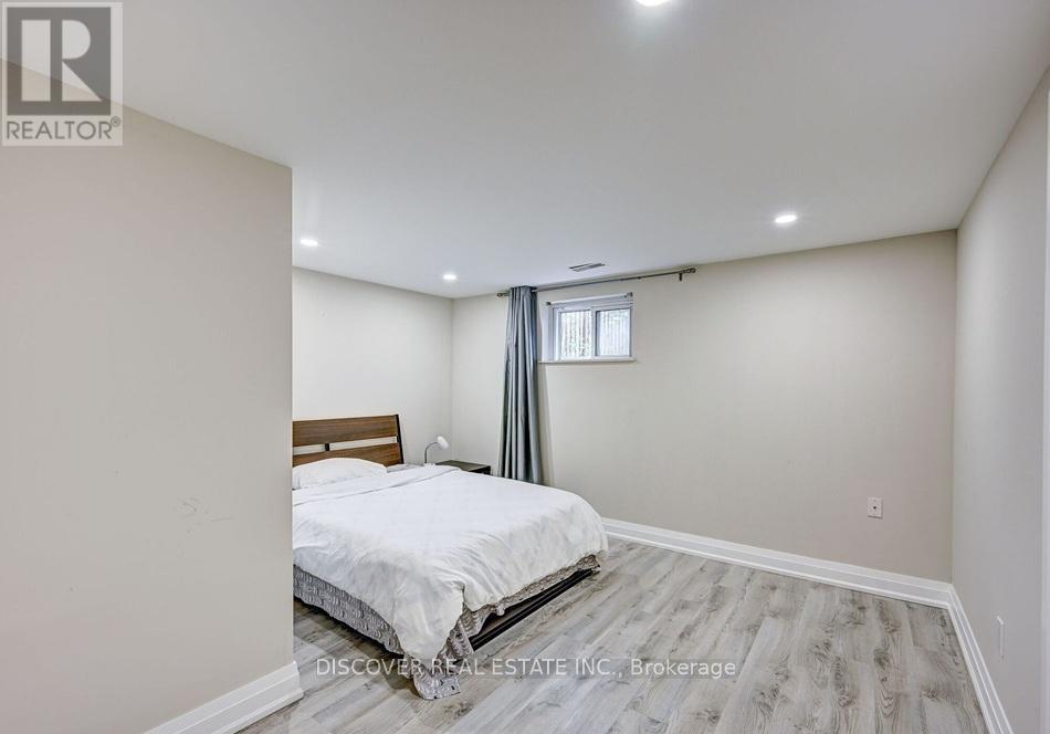 Photo 32 of 1023 Caven Street, Mississauga ON