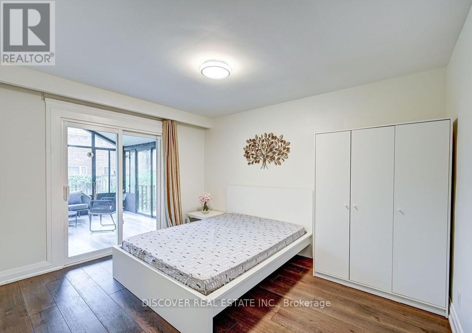 Photo 5 of 1023 Caven Street, Mississauga ON