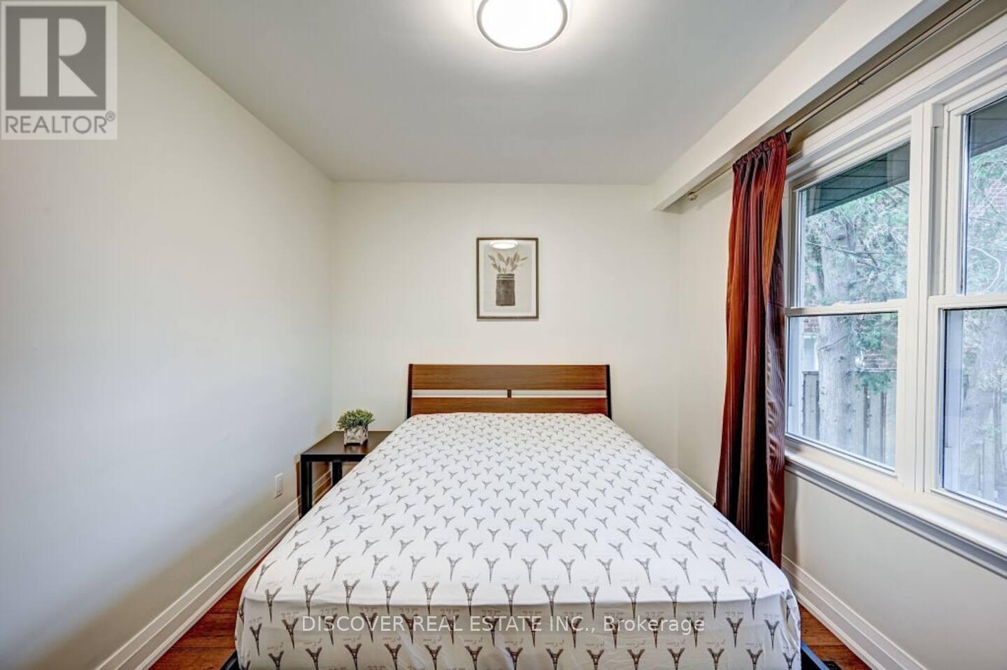 Photo 10 of 1023 Caven Street, Mississauga ON