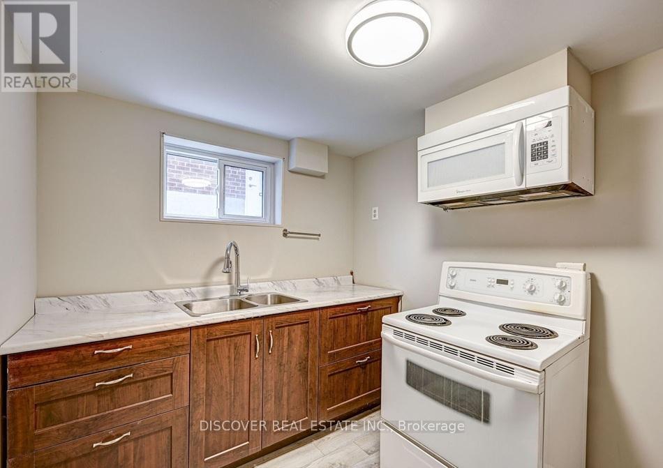 Photo 12 of 1023 Caven Street, Mississauga ON