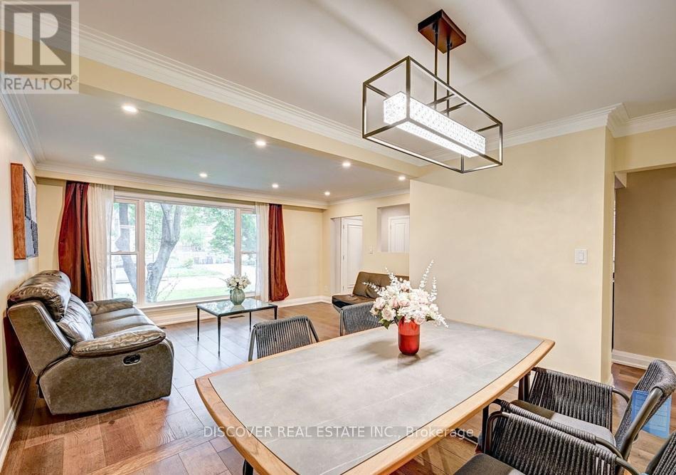Photo 3 of 1023 Caven Street, Mississauga ON