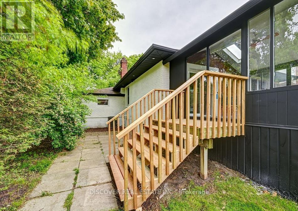 Photo 2 of 1023 Caven Street, Mississauga ON