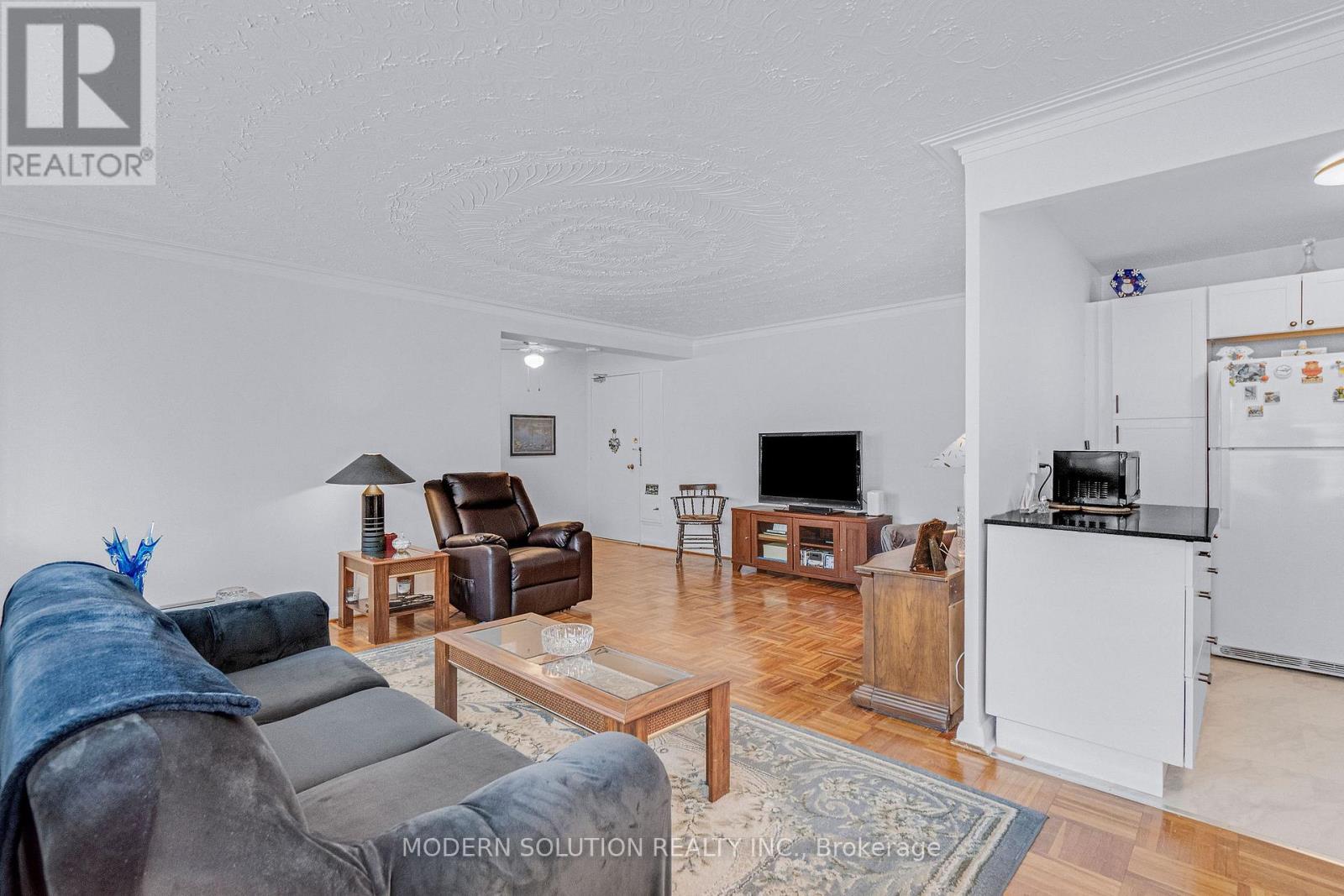 Photo 15 of 1 8 Kinsdale Boulevard, Toronto ON