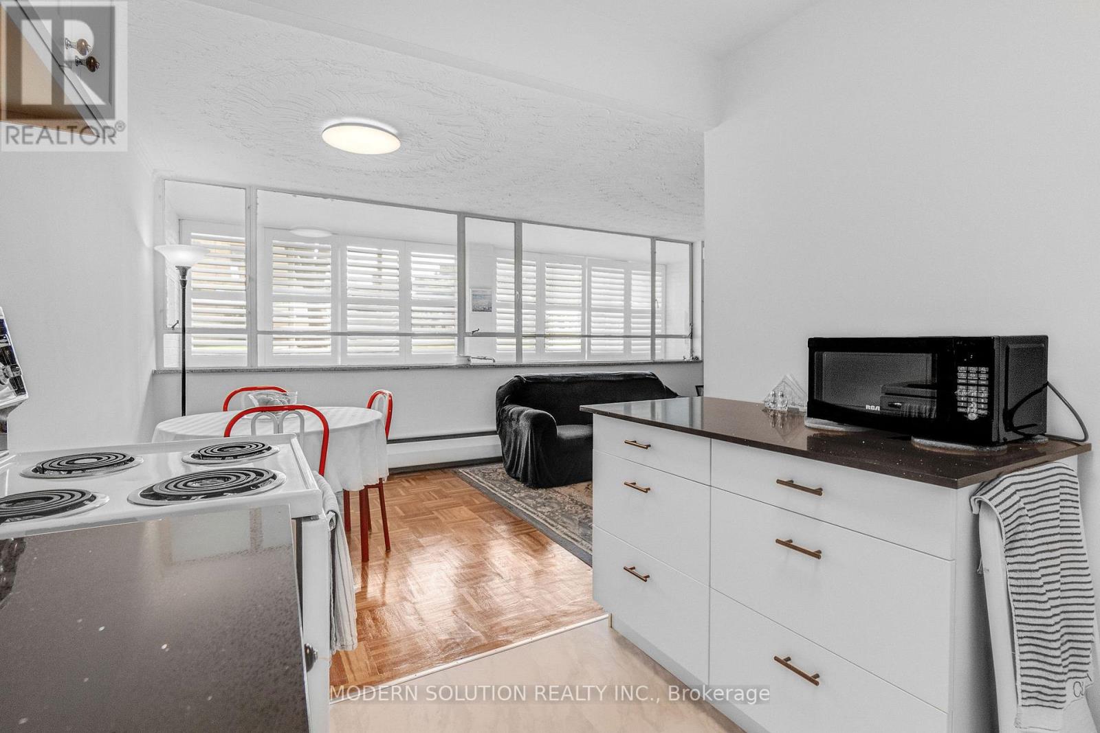 Photo 8 of 1 8 Kinsdale Boulevard, Toronto ON