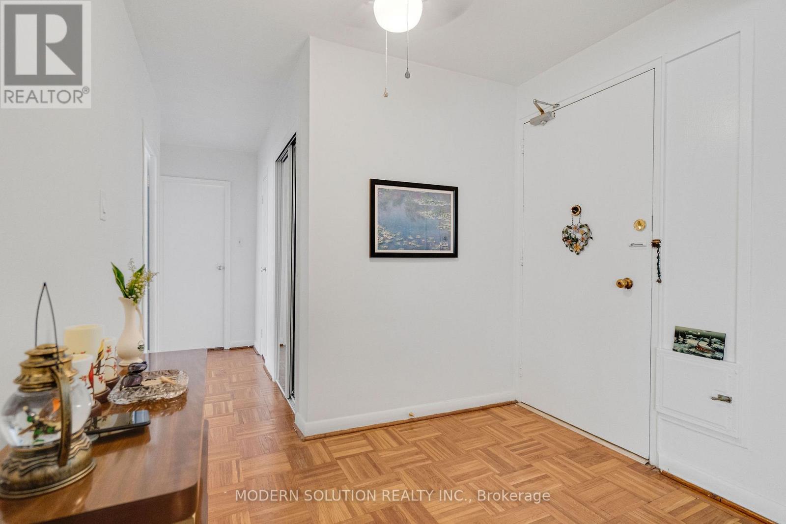 Photo 4 of 1 8 Kinsdale Boulevard, Toronto ON