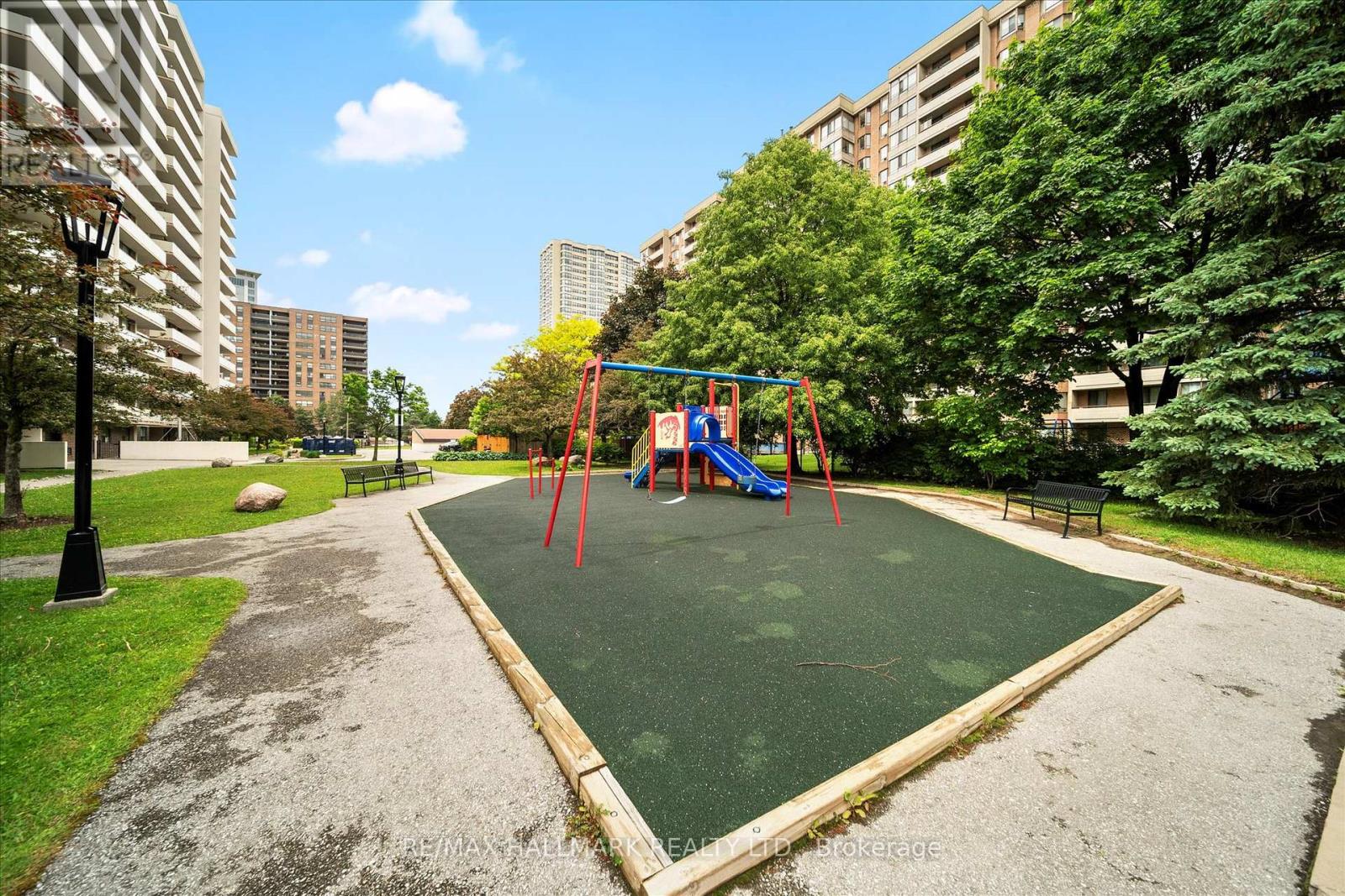 Photo 3 of 410 3 Lisa Street, Brampton ON