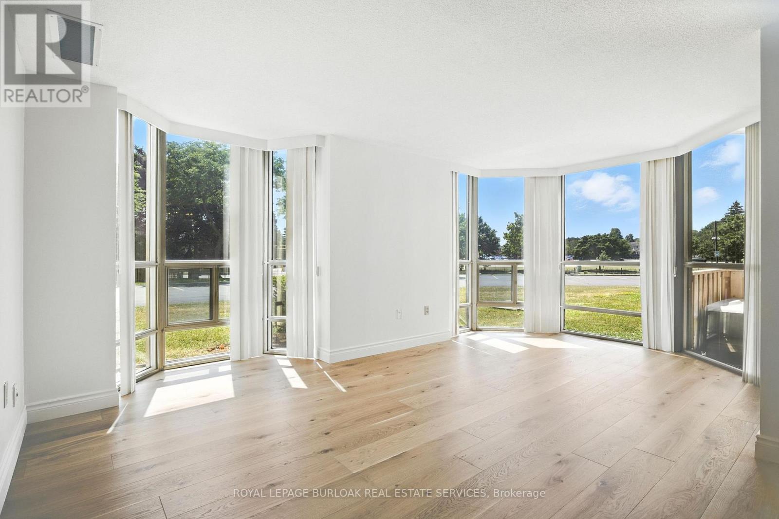 Photo 12 of 101 5070 Pinedale Avenue, Burlington ON
