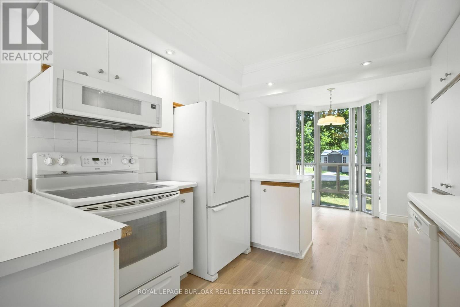 Photo 14 of 101 5070 Pinedale Avenue, Burlington ON