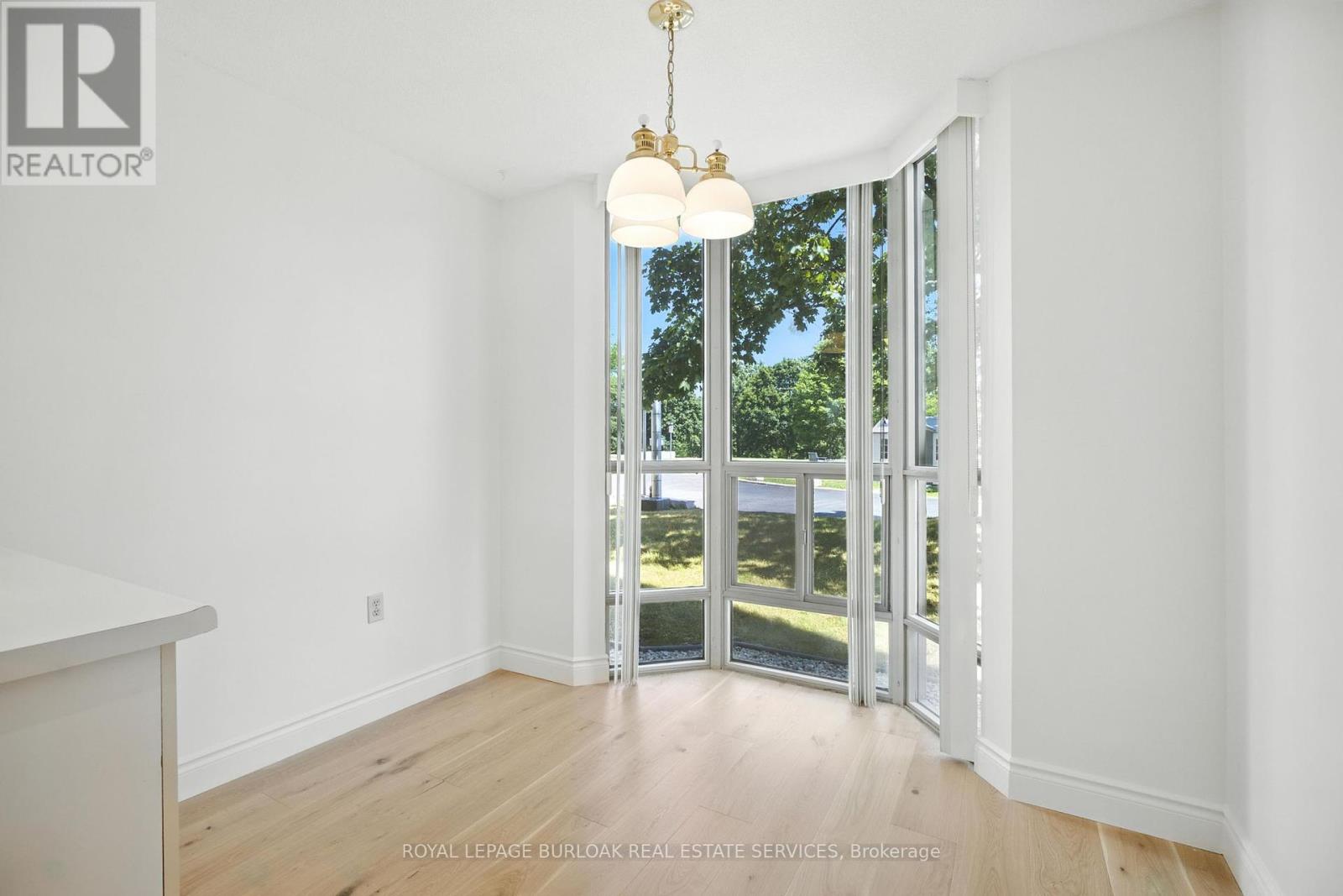 Photo 17 of 101 5070 Pinedale Avenue, Burlington ON