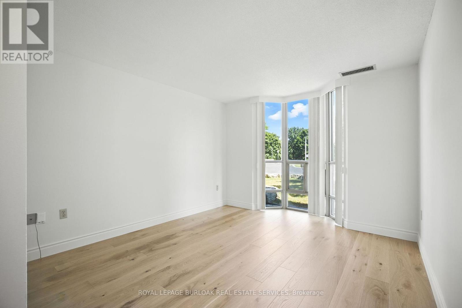 Photo 22 of 101 5070 Pinedale Avenue, Burlington ON